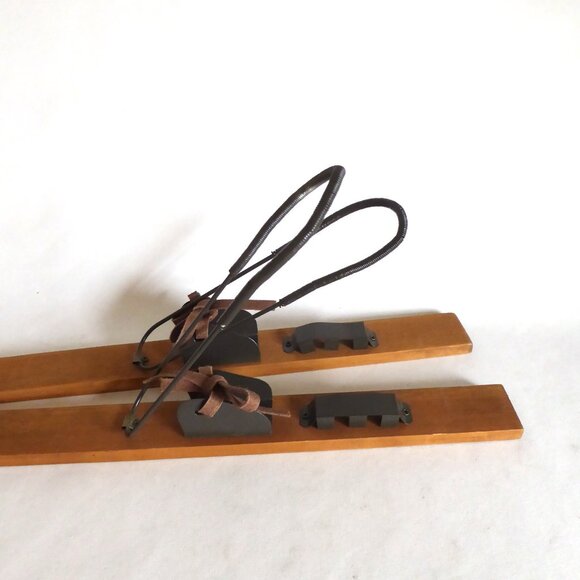 NEW 30” ELF SKI ORNAMENT WINTER HOLIDAY CHRISTMAS ANTIQUE WOOD DECOR PAIR - Picture 10 of 12